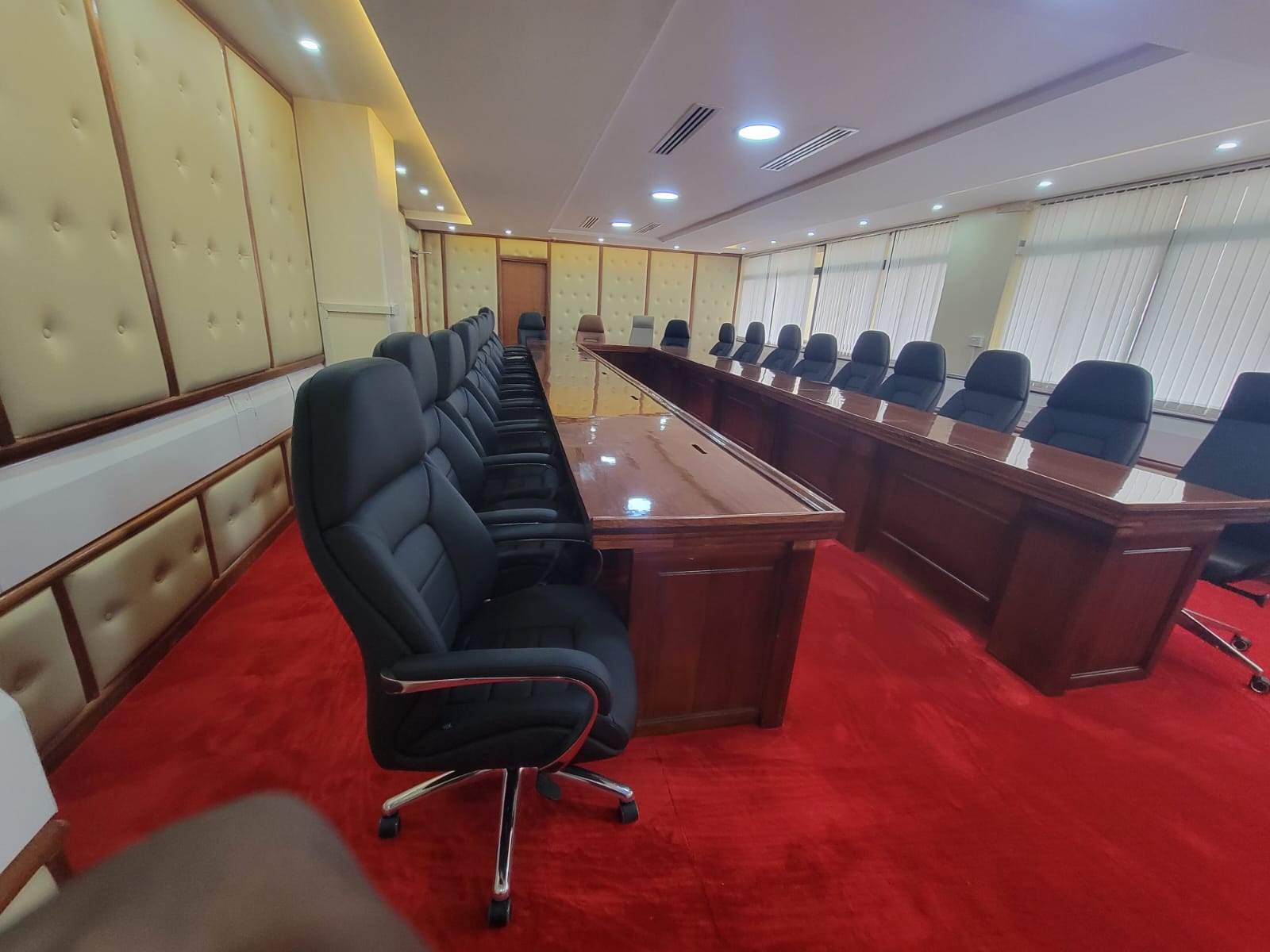 Teleposta boardroom conference table and seating